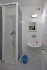 vyvýšené přízemí - ložnice s dvojlůžkem a 2 lůžky - koupelna se sprchovým koutem, umyvdlem a WC