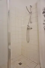 podkroví - koupelna č. 1 se sprchovým koutem, umyvadlem a WC