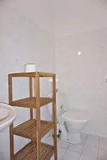 podkroví - koupelna č. 2 se sprchovým koutem, umyvadlem a WC