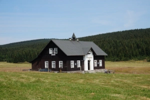 v budově staré školy je dnes umístěno Muzeum Jizerských hor