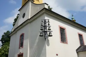 na Kostele sv. Josefa v Dolním Dvoře je od roku 1995 nainstalována zvonkohra