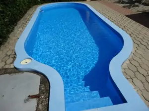 zapuštěný bazén (7 x 3 x 1,4 m)