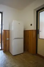 lednička je umístěna v chodbě