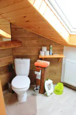 samostatné WC v podkroví