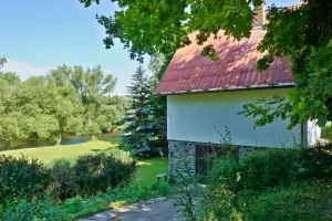 chata Bežerovice leží v chatové osadě v atraktivní lokalitě přímo u řeky Lužnice