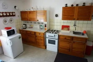 kuchyně je plně vybavena pro vaření a stolování 4 osob (kombinovaný sporák na fotografii byl vyměněn za sporák elektrický)