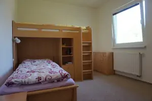 ložnice s lůžkem a patrovou postelí pro 1 osobu