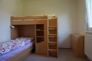 ložnice s lůžkem a patrovou postelí pro 1 osobu