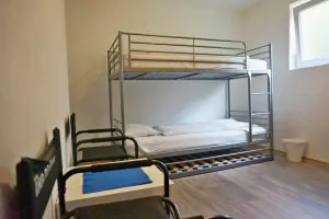 ložnice se 2 patrovými postelemi