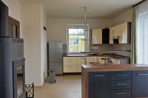 obytný pokoj s kuchyňským koutem v přízemí