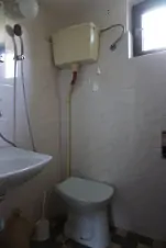 koupelna disponuje sprchovým koutem, umyvadlem a WC (neaktuální fotografie)