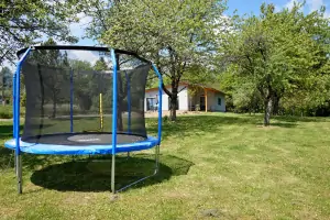 děti na zahradě uvítají trampolínu (průměr 3 m)