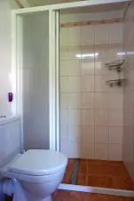 vejmínek - koupelna se sprchovým koutem, WC a umyvadlem