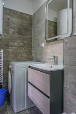 mezonetová část chalupy - koupelna se sprchovým koutem, umyvadlem, WC a pračkou