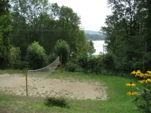 Pohled k Brněnské přehradě od volejbalového hřiště