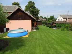 K dispozici je zahradní bazén (průměr 3,66 m, hloubka 0,78 m)