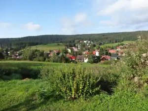kousek od chalupy je krásný výhled na obec Pernink