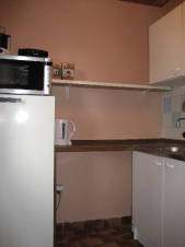 Kuchyňský kout je opticky oddělen od obytné místnosti