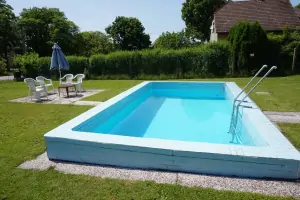 na zahradě chalupy je k dispozici bazén 5 x 4 x 1,8 m