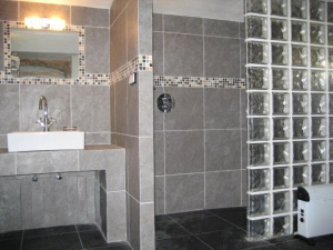 Koupelna je vybavena sprchovým koutem, vanou a umyvadlem