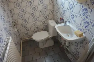 samostatné WC s umyvadlem 