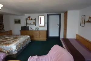 ložnice s dvojlůžkem a lůžkem v podkroví