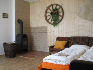 Obytný pokoj s krbovými kamny a rozloženým rozkl. gaučem (možnost spaní pro 2 osoby)