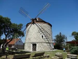 taktéž větrné mlýny a Moravský kras patří neodmyslitelně k sobě - větrný mlýn v Rudicích, kde se dnes nachází malé Speleologické muzeum