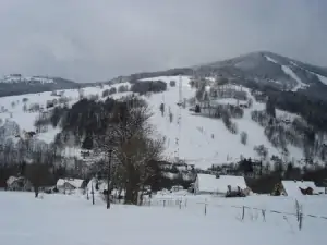 V místě (asi 0,5 km) se nachází lyžařské středisko Herlíkovice
