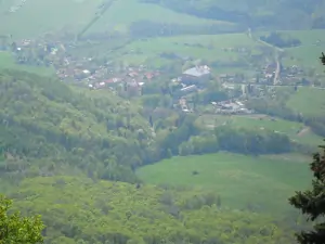 pohled z Milešovky na obec Milešov, kde se nachází chalupa
